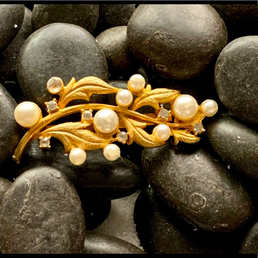 Roma Gold Floral Brooche w/ pearls